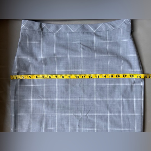 Banana Republic plaid pencil skirt - Picture 3 of 8